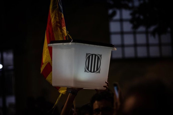 Archivo - Un participante en la manifestación de la ANC por el segundo aniversario del 1O con un cartel lleva una urna del referéndum y una estelada, en Barcelona a 1 de octubre de 2019.