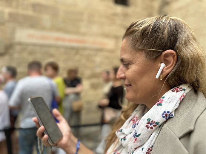 Mujer escuchando un pódcast