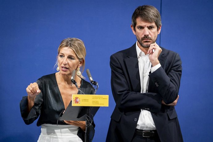La vicepresidenta segunda, Yolanda Díaz, y el ministro de Cultura, Ernest Urtasun, ofrecen declaraciones a la prensa, a 3 de septiembre de 2025, en Madrid (España). Durante la reunión, han hablado sobre la situación tras la oleada de incendios.