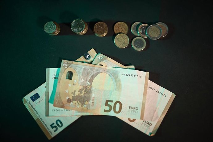 Billetes y monedas. IMAGEN DE RECURSO. 