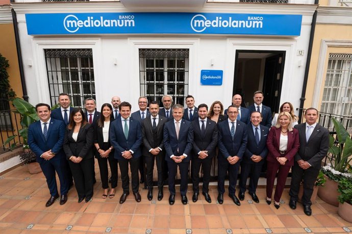 El equipo de Family Bankers de Málaga junto a los responsables de la red de asesores financieros del banco