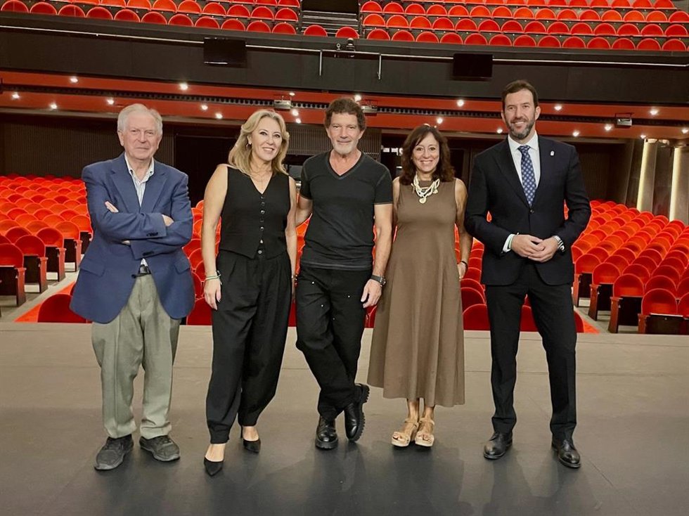 La consejera de Economía, Hacienda y Fondos Europeos y presidenta de Málaga TechPark, Carolina España, y el presidente del Teatro del Soho CaixaBank, Antonio Banderas, junto a otros representantes de ambas entidades.