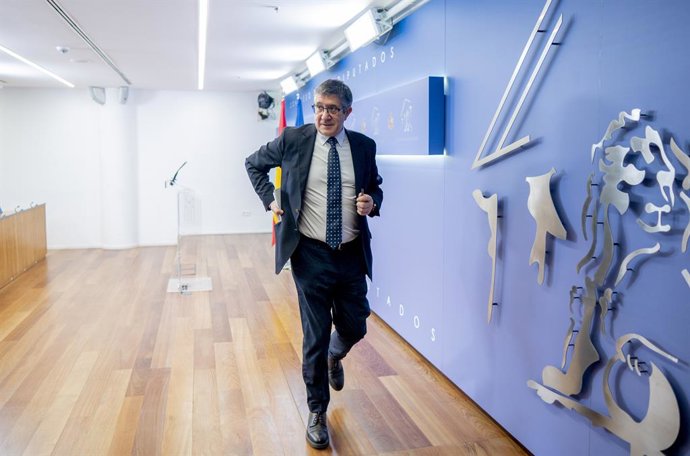 Archivo - El portavoz del PSOE en el Congreso, Patxi López, a su salida de una rueda de prensa posterior a la Junta de Portavoces, a 16 de enero de 2024, en Madrid (España).