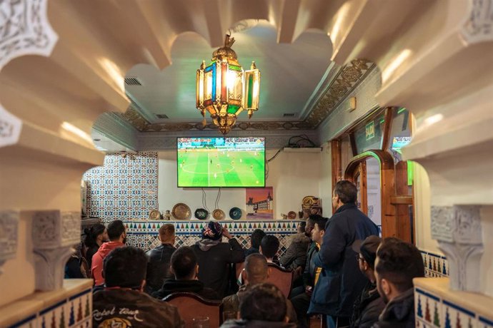 Archivo - Seguidores marroquíes siguen el partido de fútbol del Mundial de Catar, en el bar Al Bahía, a 17 de diciembre de 2022, en Madrid (España). 