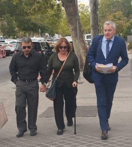 Los padres de la joven asesinada en Parla en 2022 y su letrado Wilfredo Jurado