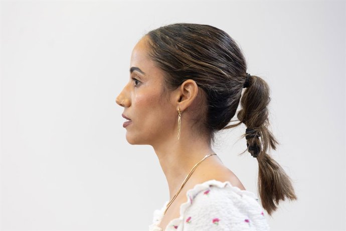 La diputada de Sumar Tesh Sidi durante una rueda de prensa anterior a la Junta de Portavoces, en el Congreso de los Diputados, a 16 de septiembre de 2025, en Madrid (España).