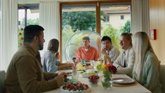 Foto: Más de la mitad de los españoles cree que una pérdida auditiva afectaría a sus conversaciones con familiares y amigos