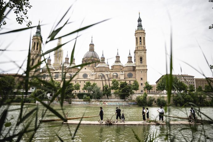 Archivo - Una navata recorre el río Ebro, a su paso por el tramo urbano de Zaragoza, a 1 de junio de 2025, en Zaragoza, Aragón (España). Una navata ha recorrido el río Ebro con motivo del rodaje del documental 'Cierzo y sed', que recoge las fiestas, ofici