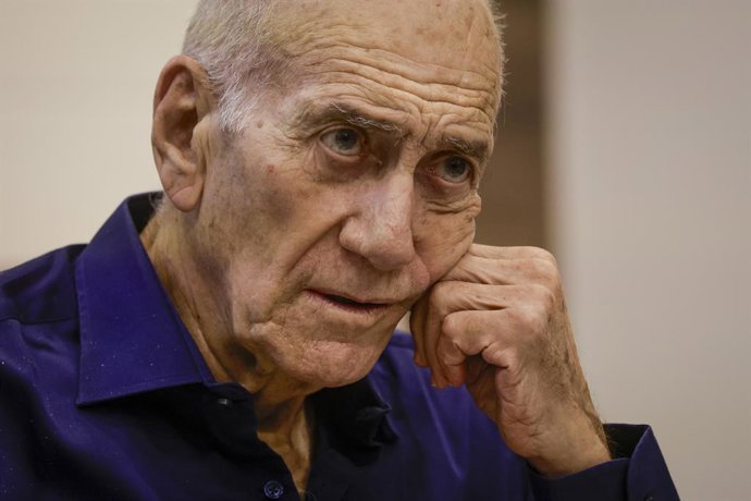 14 de setembro de 2025, Itália, Nápoles: O ex-primeiro-ministro israelense Ehud Olmert participa da conferência "Falafel and Democracy" no Caracciolo Hotel. Foto: Salvatore Laporta/Kontrolab/IPA via ZUMA Press/dpa