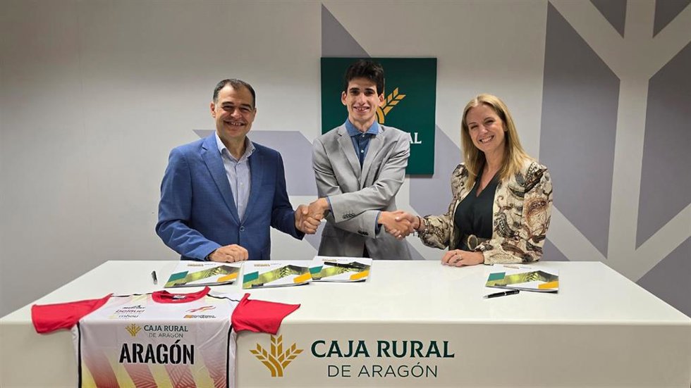Firma del convenio entre Caja Rural de Aragón y la Federación Aragonesa de Atletismo.