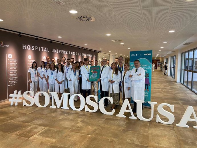 La directora gerente del CAUSA, Carmen Rodríguez Pajares (tercera por la derecha), junto al equipo de Cardiología y el libro de Caperucita.