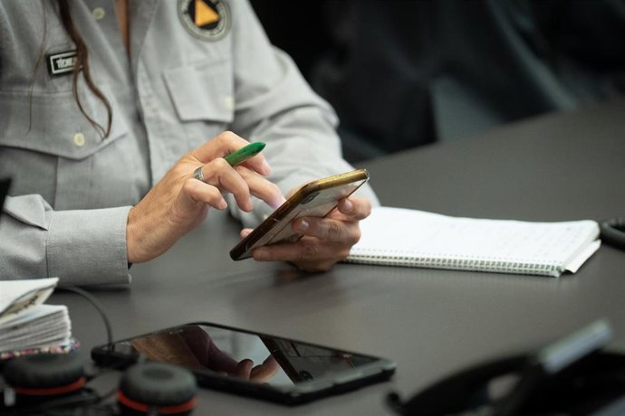 Archivo - La subdirectora de Protecció Civil, Imma Solé, durante una prueba de envío masivo de mensajes a teléfonos móviles inteligentes para alertar de emergencias, en la sala de mandos del CECAT.