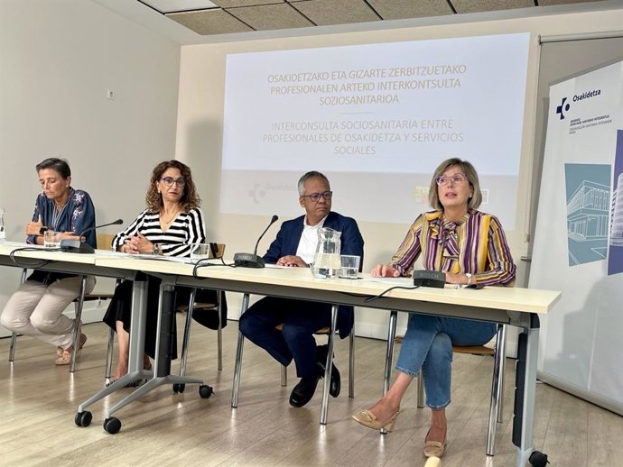 Osakidetzako eta gizarte zerbitzuetako profesionalen arteko interkontsulta soziosanitarioa abiatu dute Gasteizen