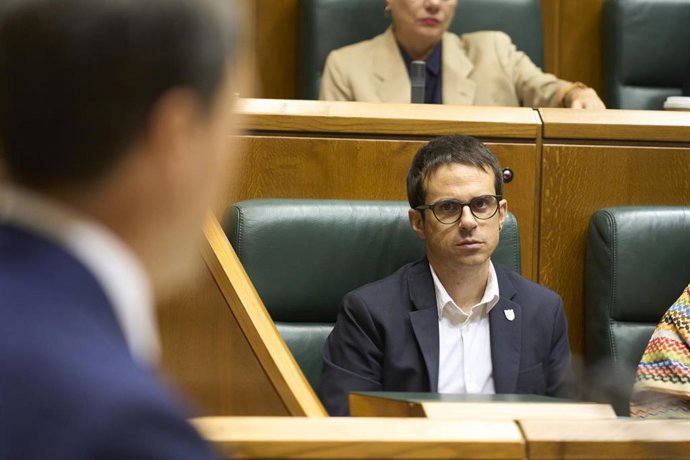 El líder de EH Bildu en el Parlamento Vasco, Pello Otxandiano, durante un pleno en el Parlamento vasco, a 18 de septiembre de 2025, en Vitoria-Gasteiz, Álava