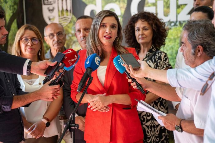 La vicesecretaria general del PSOE-A, María Márquez, atiende a los medios en San Silvestre de Guzmán (Huelva) antes de asistir a la inauguración de la XXII Feria Cinegética y de Productos Naturales. (Foto de archivo).