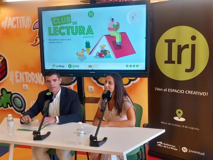 El director del IRJ, Juan Diego Alcaide, y la escritora miembro de la Asociación, Irene Castellanos.