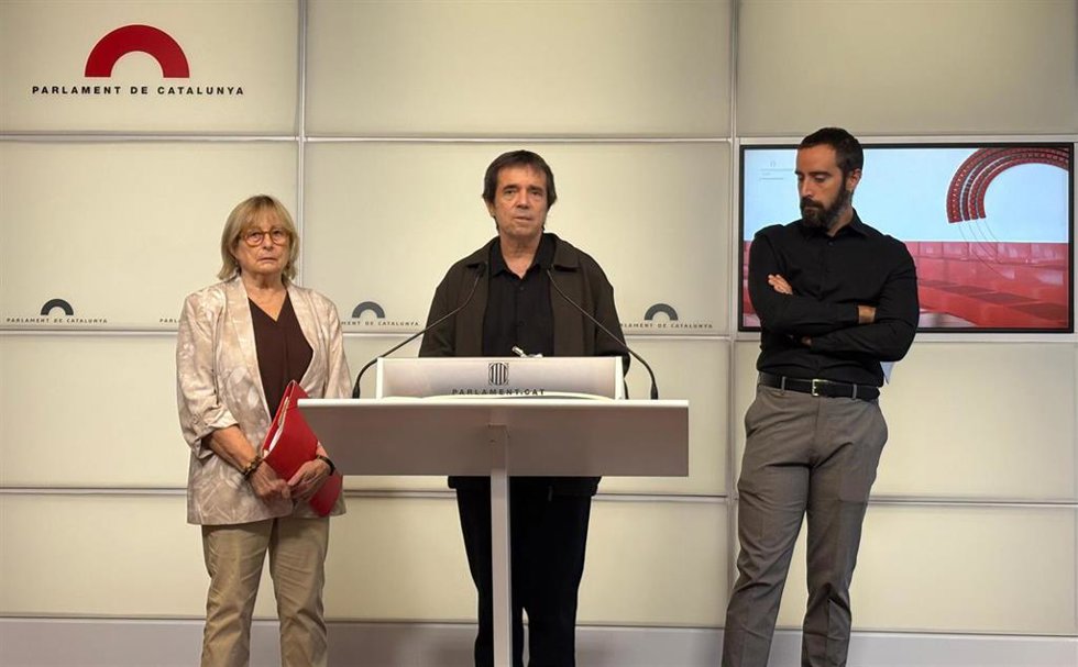 La miembro de la Comisión de Derechos Humanos de la asociación Justicia i Pau, Núria Sastre; el director del Observatorio del Sistema Penal y de Derechos Humanos, Iñaki Rivera, y el abogado David Aranda, de Arrels Advocats e integrante de Alerta Solidr