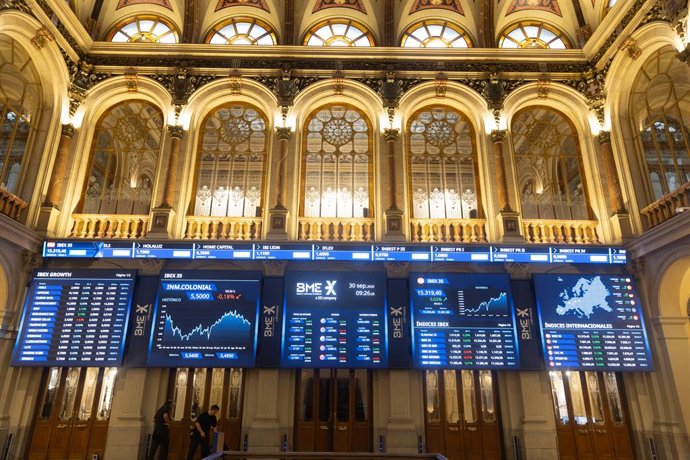 Paneles digitales en el Palacio de la Bolsa de Madrid, a 30 de septiembre de 2025, en Madrid (España).  