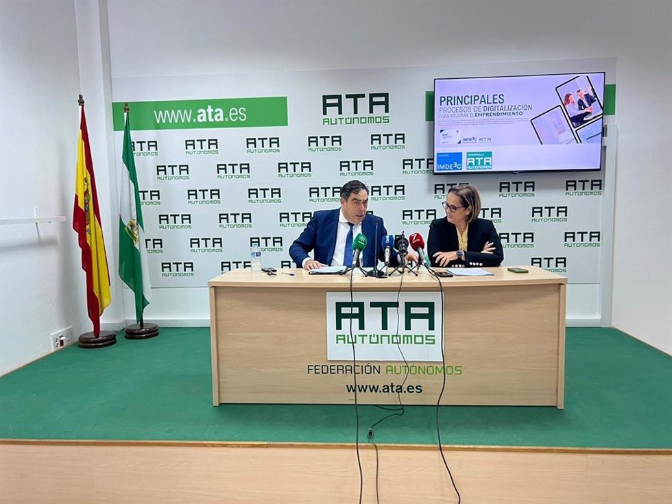 El presidente de ATA Andalucía, Rafael Amor, y la presidenta del Instituto Municipal de Desarrollo Económico y Empleo de Córdoba (Imdeec), Blanca Torrent, presentan los resultados del proyecto sobre digitalización.