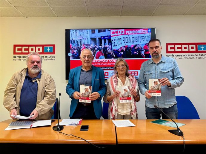 José María Gómez, secretario general de la Federación de Pensionistas y Jubilados de CCOO Asturias; Esther Menéndez, responsable Igualdad de Pensionistas en Asturias y el secretario general de CCOO de Asturias, José Manuel Zapico.