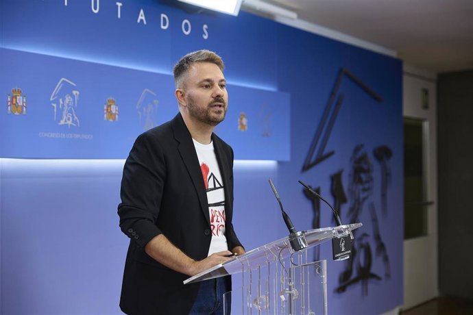 El diputado de Sumar Alberto Ibáñez durante una rueda de prensa anterior a la reunión de la junta de portavoces, en el Congreso de los Diputados, a 9 de septiembre de 2025, en Madrid (España).