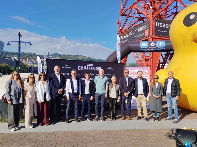 Mikel Renteria e Itziar Urtasun (centro), con representantes institucionales y empresariales que colaboran en el WOP Weekend en Bilbao
