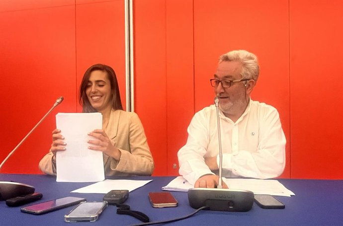 La presidenta de la Sociedad de Promoción de Burgos (ProBurgos), Andrea Ballesteros, y el concejal de Turismo, Carlos Niño, en rueda de prensa.