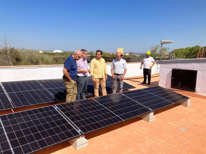 Instalación de placas solares en dependencias del Paraje Marismas del Odiel en Huelva.