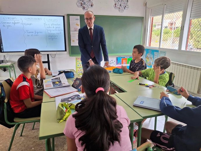 El consejero de Educación y Formación Profesional, Víctor Marín, visita el colegio Jesús García Candel, en Ricote.