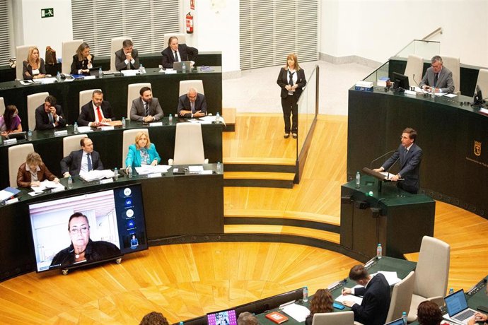 El alcalde de Madrid, José Luis Martínez-Almeida, interviene durante una sesión ordinaria del Pleno Municipal