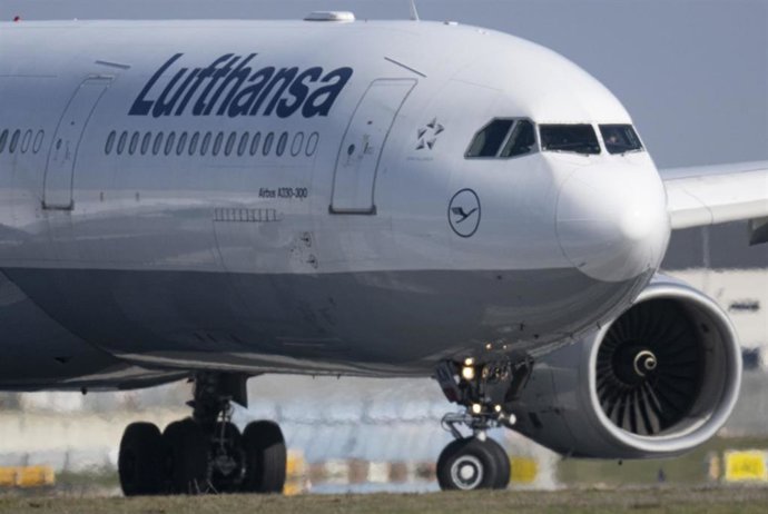 Archivo - FILED - 28 February 2023, Hesse, Frankfurt_Main: A Lufthansa passenger aircraft taxis to its takeoff position at Frankfurt Airport. 