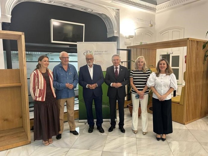 El defensor del pueblo andaluz, Jesús Maeztu, con el director de la Oficina Andaluza Antifraude, Francisco de Paula Sánchez Zamorano.