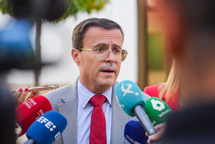 El secretario general del PSOE de Extremadura, Miguel Ángel Gallardo, atiende a los medios