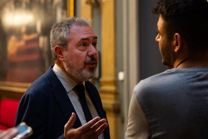 El portavoz del PSOE en el Senado, Juan Espadas, durante una rueda de prensa, en el Senado, a 4 de septiembre de 2025, en Madrid (España).