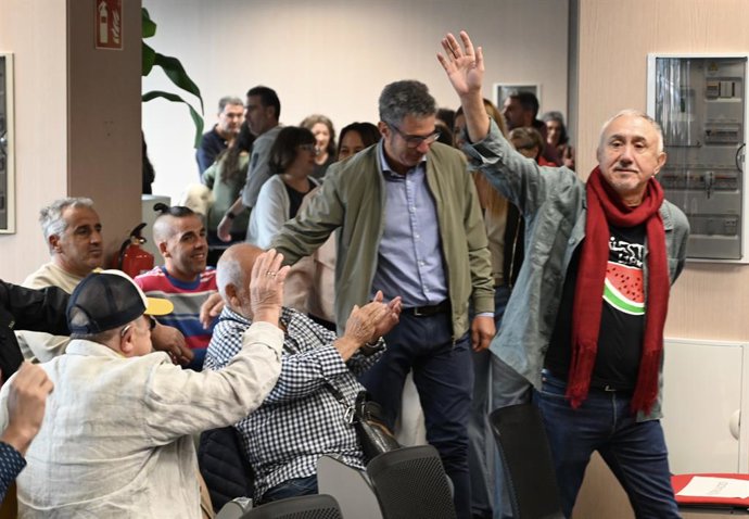 El secretario general de UGT, Pepe Álvarez, saluda a su llegada a la Asamblea de delegadas y delegados de UGT Euskadi, a 30 de septiembre de 2025, en Ermua, Vizcaya, País Vasco (España). Esta intervención se produce en el marco de una jornada sindical int