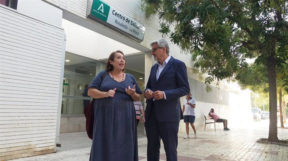 El secretario general del PSOE de Málaga y parlamentario regional, Josele Aguilar, con la secretaria de Salud del PSOE de Málaga y concejala en la capital, Carmen Martín.
