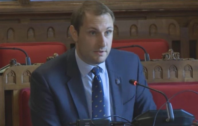 El diputado del Grupo Parlamentario Mixto Adrián Pumares (Foro Asturias) interviene en la Comisión de Movilidad, Medio Ambiente y Gestión de Emergencia de la Junta General del Principado de Asturias.