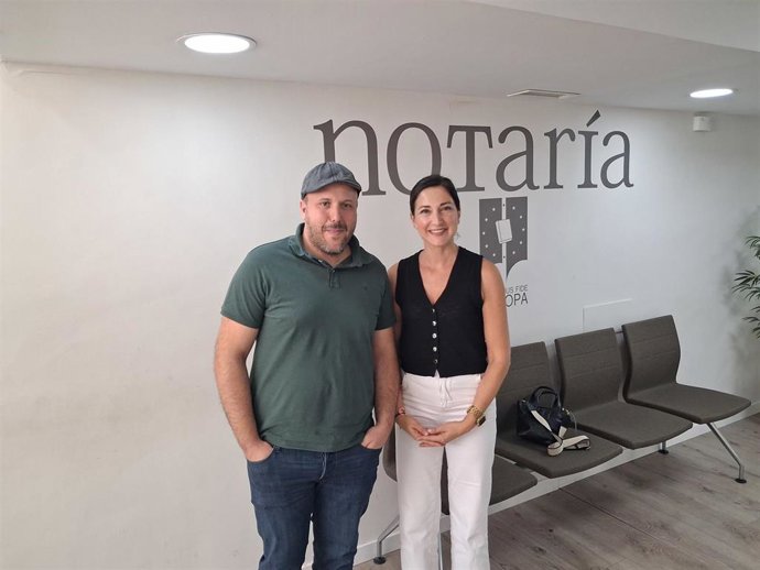 La diputada provincial de Vivienda de Almería, Ana Lourdes Ramírez, junto a uno de los nuevos propietarios.