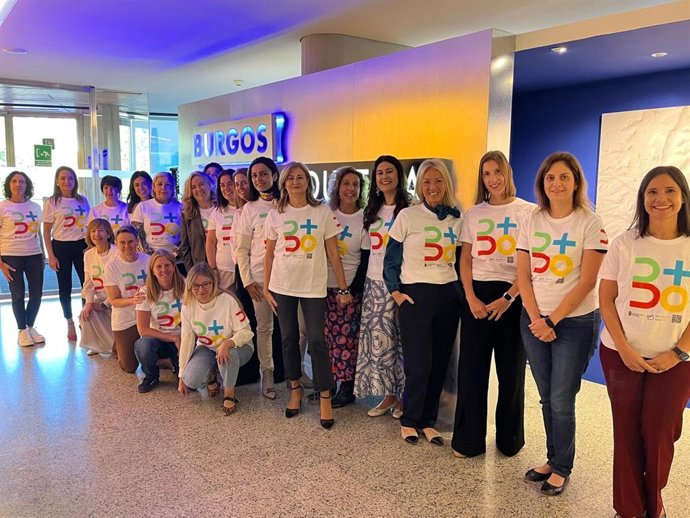 La alcaldesa de Burgos, Cristina Ayala, en el centro, junto a las mujeres del programa 'LideraMdo'.