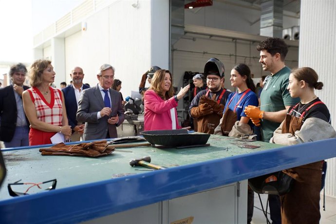 La consejera de Desarrollo Educativo y Formación Profesional, María del Carmen Castillo (c) durante la visita al Centro Integrado de Formación Profesional Aeroespacial Javier Imbroda. A 30 de septiembre de 2025, en La Rinconada, Sevilla.