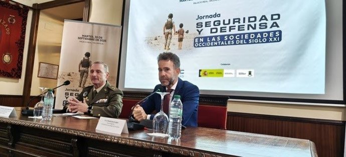 El jefe de la Cuarta Subinspección General del Ejército y comandante militar de Valladolid y Palencia, el general Francisco Javier Calero Perea, junto al rector de la UEMC, David García López.