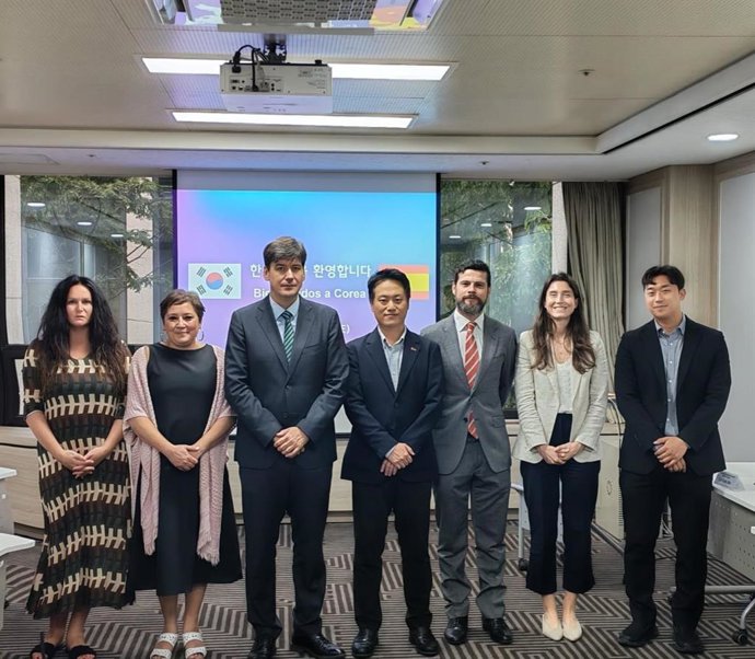 El consejero de Ciencia, Borja Sánchez (tercero por la izquierda), con responsables de la Federación de Pymes de Corea del Sur.