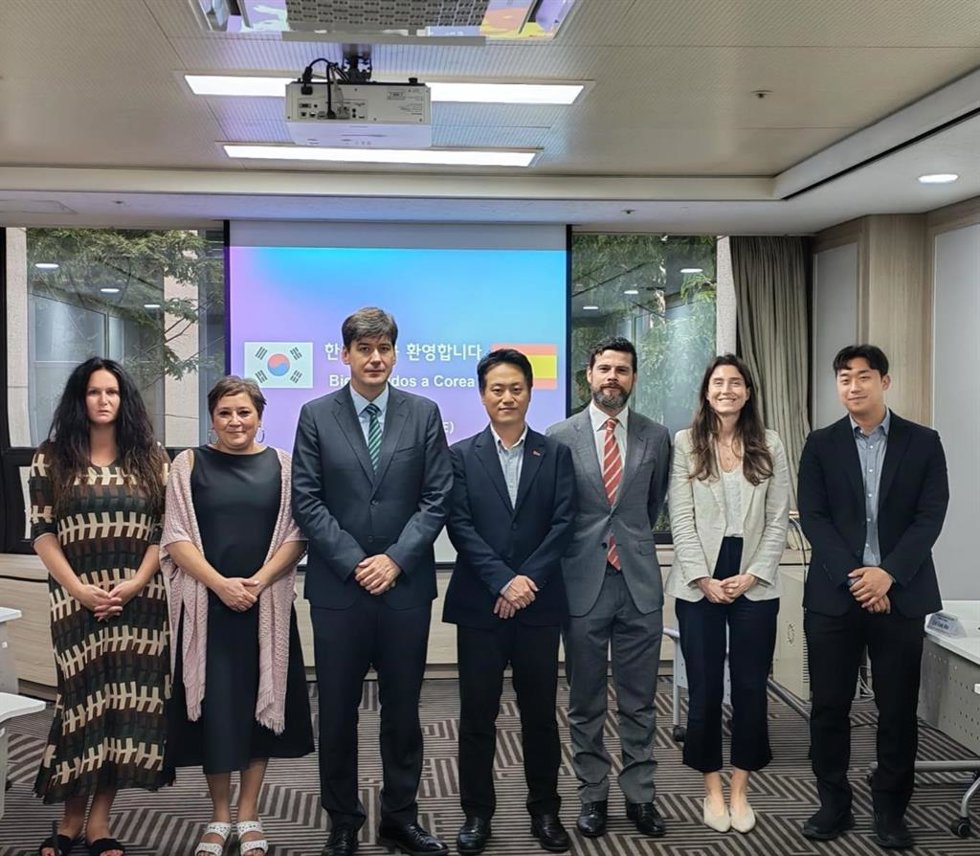 El consejero de Ciencia, Borja Sánchez (tercero por la izquierda), con responsables de la Federación de Pymes de Corea del Sur.