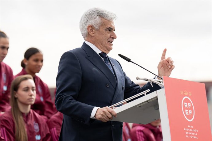 Archivo - El presidente de la Comisión Reguladora de la RFEF, Pedro Rocha, interviene durante la presentación del sello y la moneda que homenajean a las campeonas del mundo de fútbol, en la sede de la Real Federación Española de Fútbol, a 21 de febrero de