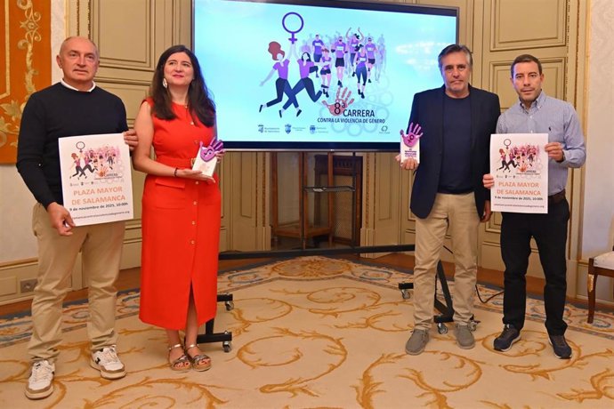 La concejala de Familia e Igualdad de Oportunidades, Miryam Rodríguez; y el delegado provincial en Salamanca de la Federación de Atletismo de Castilla y León, Casimiro Blanco (centro), en la presentación de la Carrera contra la Violencia de Género.