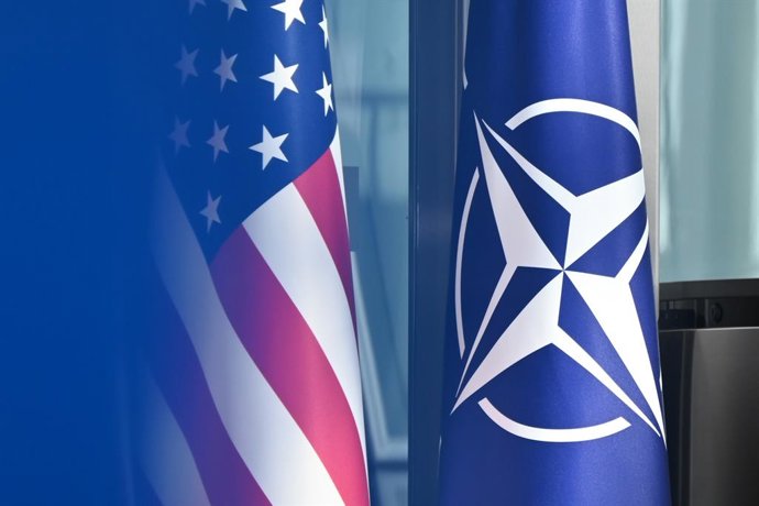 Archivo - 03 April 2025, Belgium, Brussels: The US flag and the NATO flags stand side by side at NATO headquarters in Brussels. Photo: Anna Ross/dpa