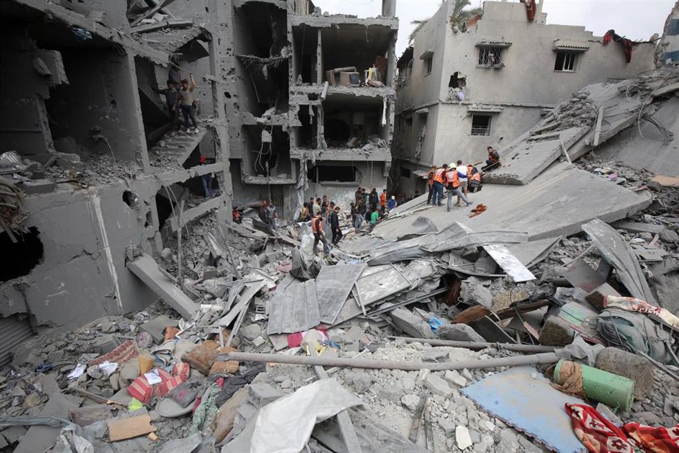 Archivo - Palestinos entre edificios destruidos por los bombardeos del Ejército de Israel contra el barrio de Shujaia, en la ciudad de Gaza, en el norte de la Franja (archivo)