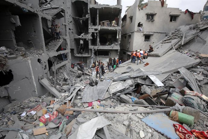Archivo - Arquivo - Palestinos em pé entre prédios destruídos por bombardeios do exército israelense no bairro de Shujaia, na Cidade de Gaza, norte da Faixa de Gaza (arquivo).
