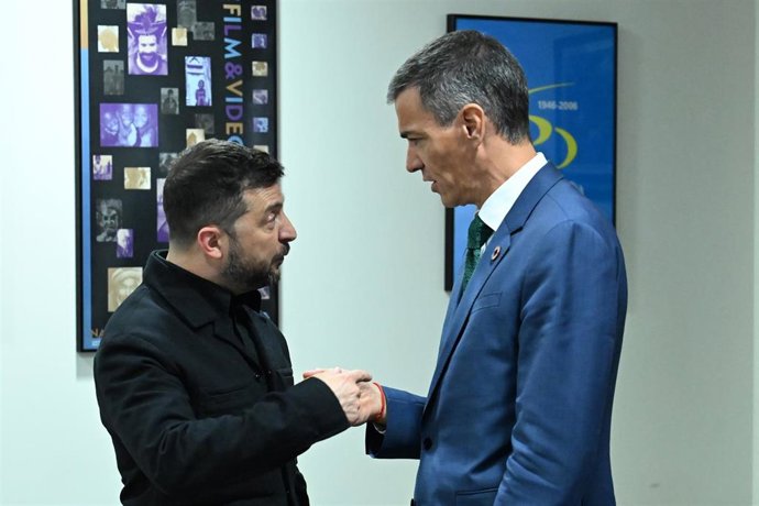 El presidente del Gobierno, Pedro Sánchez, conversa con el presidente de Ucrania, Volodimir Zelenski.