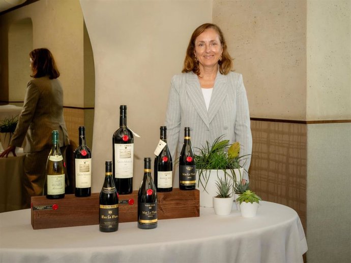 La directora de Innovación y Conocimiento de Familia Torres, Mireia Torres, junto a los vinos de la segunda edición de la Colección Privada de añadas antiguas.